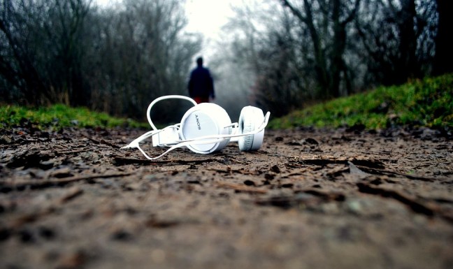 headphones-on-the-ground