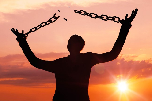 Silhouette sich von Ketten lösen und befreien